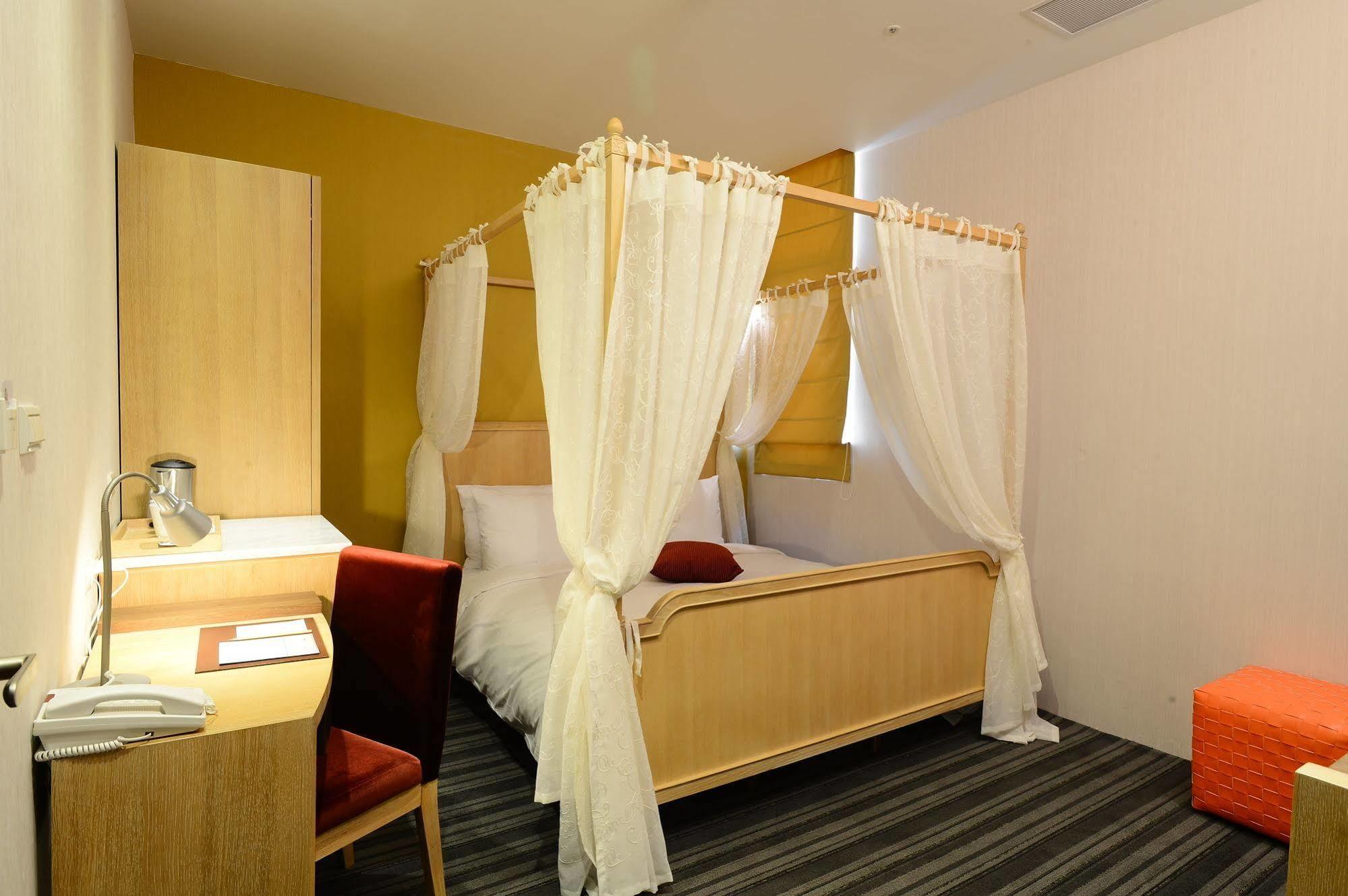 In Young Hotel Каосюн Екстериор снимка